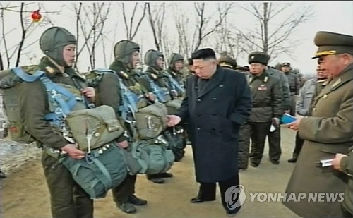 Nhà lãnh đạo Bắc Triều Tiên Kim Jong-un thị sát trung đoàn Không quân 323