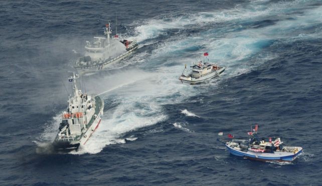 Trung Quốc sẽ bắt chước các biện pháp kiểm soát khu vực Senkaku của Nhật Bản ngoài Biển Hoa Đông. Tàu Cảnh sát biển Nhật Bản phải dùng vòi rồng ngăn chặn tàu cá Đài Loan tìm cách đổ bộ lên đảo Senkaku