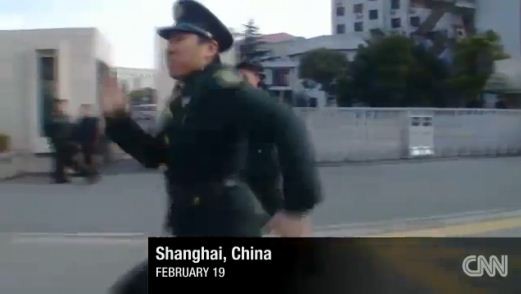 Lính Trung Quốc rượt đuổi phóng viên CNN "quay trộm" ổ hacker Thượng Hải