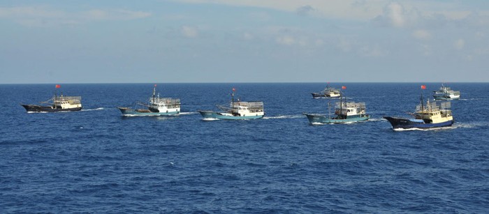 Tàu cá Trung Quốc kéo ra đánh bắt trái phép tại Trường Sa dưới sự yểm trợ của tàu Ngư chính 310