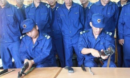 Lính hải quân Trung Quốc trá hình dưới vỏ bọc "nhân viên Ngư chính" chiếm đóng trái phép Đá Vành Khăn