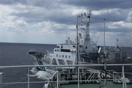 Bức ảnh gây tranh cãi, Trung Quốc cho rằng tàu Cảnh sát biển tạt đầu Hải giám trong khi phía Nhật Bản nói Hải giám lao vào tàu CSB Nhật