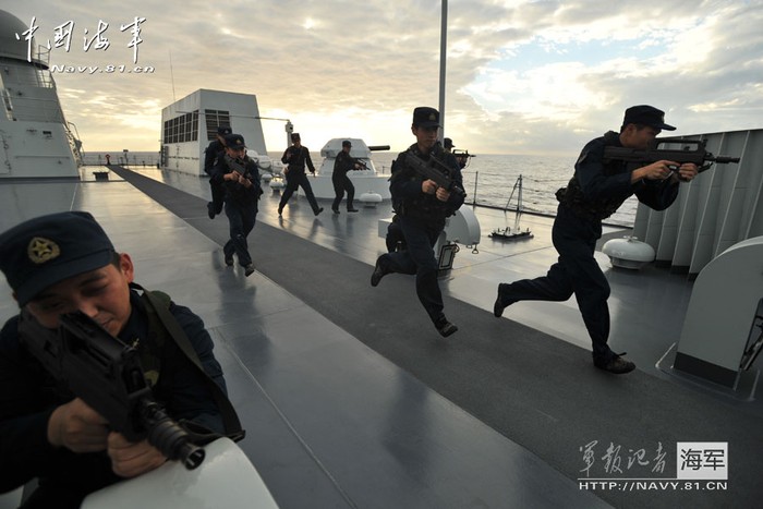 Lính Trung Quốc trên tàu đổ bộ Cảnh Cương Sơn bắt đầu tấn công