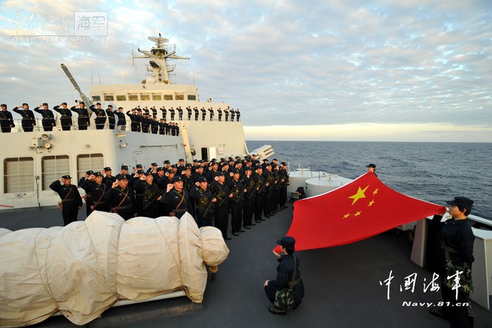 Lính Trung Quốc tổ chức chào cờ sau khi tập trận chiếm đảo trên Biển Đông