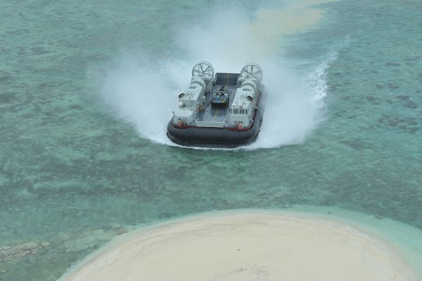 Xuồng cao tốc hạm đội Nam Hải chở lính thủy quân lục chiến diễn tập đổ bộ chiếm đảo trên Biển Đông