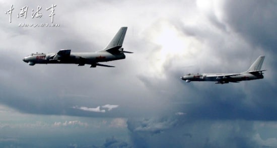 Máy bay ném bom H-6 Trung Quốc kéo ra Biển Đông tập trận oanh tạc