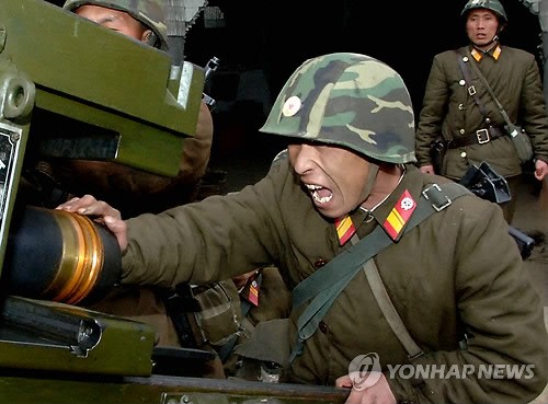 Lính pháo binh Bắc Triều Tiên lắp đạn chuẩn bị khai hỏa