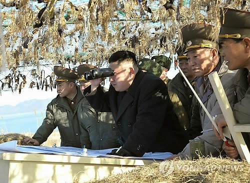 Ông Kim Jong-un dùng ống nhòm nhìn sang phía Hàn Quốc ngày hôm qua 11/3