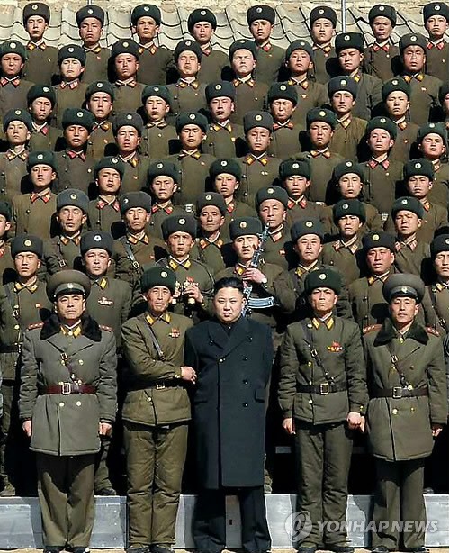 Kim Jong-un chụp ảnh cùng lực lượng vũ trang đơn vị pháo cao xạ