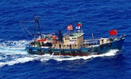Tàu cá Trung Quốc chở theo 14 người của "hội người Hoa bảo vệ Điếu Ngư toàn thế giới" tiến ra Senkaku, đầu tầu cắm cờ Trung Quốc, phía sau là cờ Hồng Kông, Đài Loan, Ma Cao
