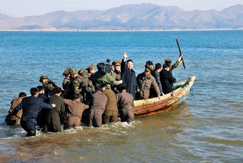 Nhà lãnh đạo Kim Jong-un và các tướng lĩnh cao cấp thị sát một đảo tiền tiêu ngoài Hoàng Hải gần đường ranh giới trên biển giữa hai miền Triều Tiên hôm thứ Hai
