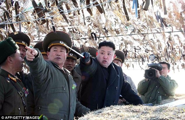 Nhà lãnh đạo Kim Jong-un và các chỉ huy quân sự cấp cao Bắc Triều Tiên đang thị sát ngoài tiền tuyến