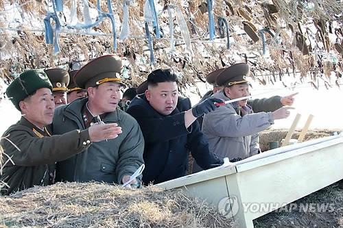 Nhà lãnh đạo Kim Jong-un cùng các tướng lĩnh tùy tùng chỉ đạo cuộc tập trận của pháo binh sát biên giới với Hàn Quốc