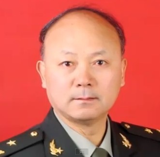 Chu Thành Hổ, cháu ngoại Chu Đức, 1 trong 10 Nguyên soái Trung Quốc, hiện là Chủ nhiệm Khoa Nghiên cứu chiến lược thuộc đại học Quốc phòng Trung Quốc, một học giả thuộc phái "diều hâu"