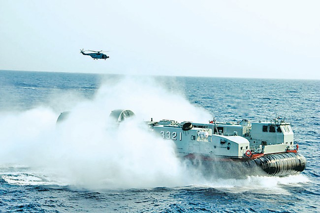 Thủy phi cơ, trực thăng vũ trang hạm đội Nam Hải, Trung Quốc tập trận đổ bộ chiếm "đảo D" trên Biển Đông