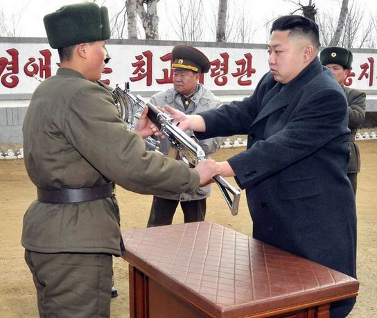 Nhà lãnh đạo Kim Jong-un tặng súng cho lính đặc nhiệm của đội quân cảm tử