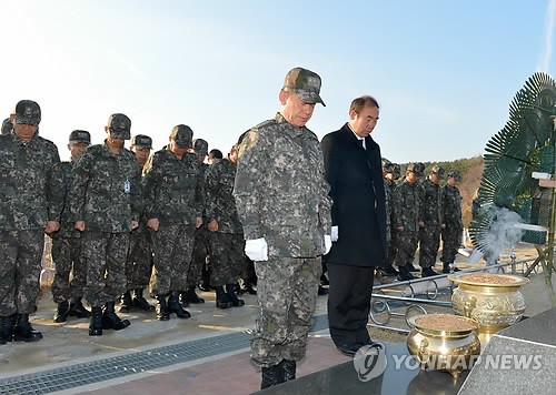 Tư lệnh Hải quân Hàn Quốc (trái) cùng tùy tùng viếng nghĩa trang 46 thủy thủ thiệt mạng trong vụ Cheonan.