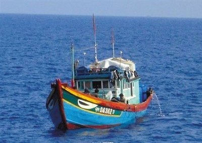 Tàu cá Việt Nam QNg96382 đánh bắt trên vùng biển Hoàng Sa thuộc chủ quyền Việt Nam, hình ảnh được giới truyền thông Trung Quốc đang sử dụng để chứng minh cho cái gọi là "không có chuyện tàu Trung Quốc bắn cháy tàu cá Việt Nam"