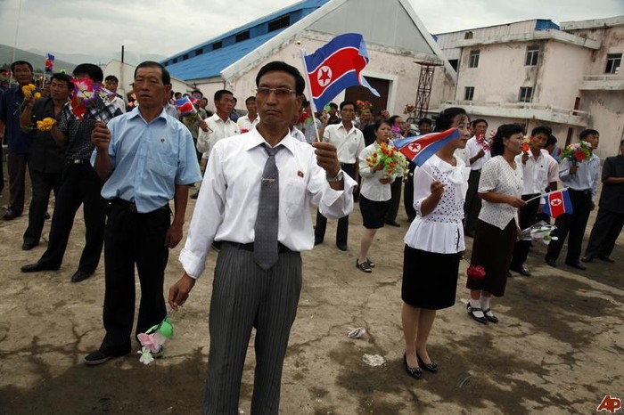 Hướng dẫn viên du lịch Bắc Triều Tiên đón khách (hình minh họa)