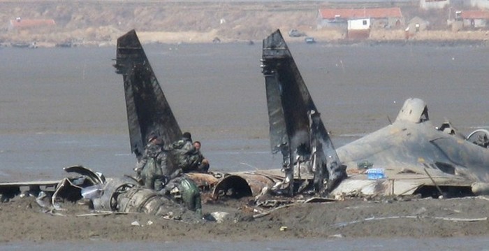 Xác chiếc Su-27 Trung Quốc rơi trên bãi lầy sau khi phát nổ