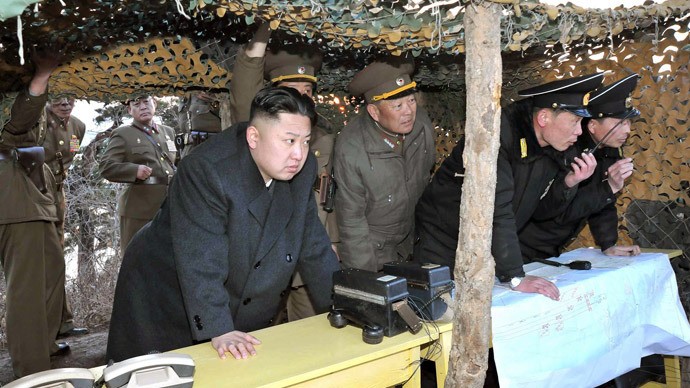 Nhà lãnh đạo Bắc Triều Tiên Kim Jong-un đang quan sát một cuộc tập trận