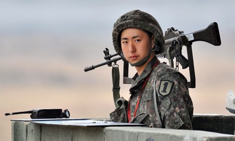 Một người lính Hàn Quốc canh gác gần biên giới với Triều Tiên