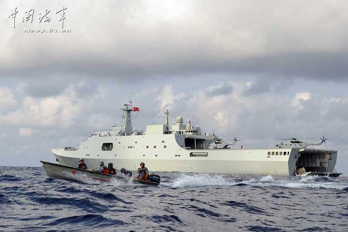 Tàu đổ bộ Trung Quốc Tỉnh Cương Sơn diễn tập đổ bộ chiếm "đảo D" trên Biển Đông