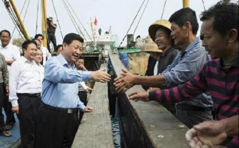 Ông Tập Cận Bình, tân Chủ tịch nước Trung Quốc thăm ngư dân làng chài Đàm Môn, động thái được giới học giả Bắc Kinh xem như thông điệp dọa nạt các nước láng giềng có tranh chấp ở Biển Đông