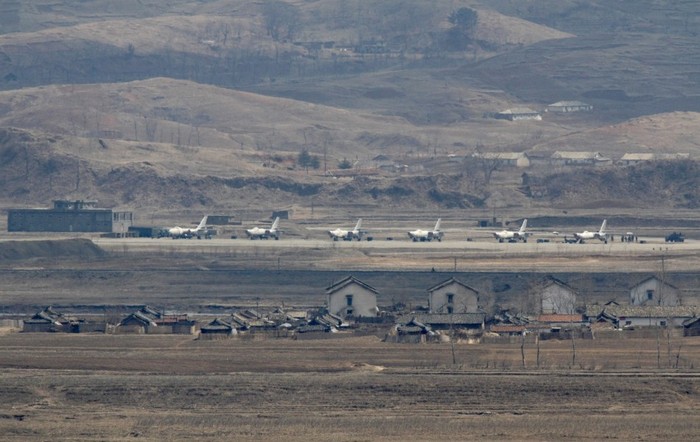 Hình ảnh được cho là sân bay quân sự tại căn cứ không quân Sinuiju, Triều Tiên ngày 9/4