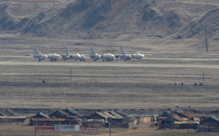 Những chiếc H-5 đậu thành hàng tại căn cứ không quân Triều Tiên giáp biên với Trung Quốc