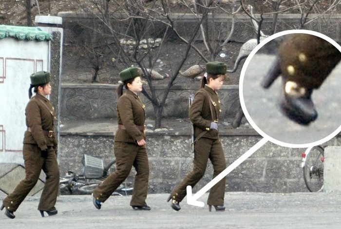 Nữ quân nhân Triều Tiên khoác súng, mang giày cao gót tuần tra biên giới