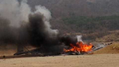 Chiếc trực thăng phát nổ sau khi rơi (nguồn: YTN)