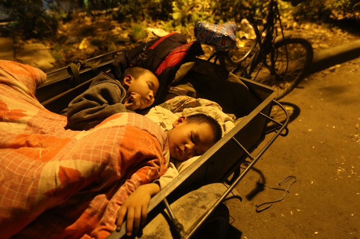 Những đứa trẻ khu vực xảy ra động đất phải ngủ ngoài trời đêm qua vì nhà cửa đã đổ