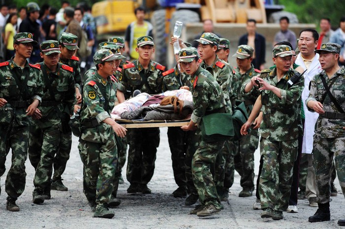 Lính Trung Quốc tham gia cứu hộ các nạn nhân vụ động đất tại Tứ Xuyên