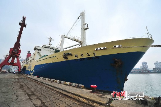 Tàu du lịch Trung Quốc chuẩn bị đưa khách thăm quan trái phép quần đảo Hoàng Sa thuộc chủ quyền Việt Nam