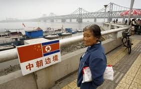 Một người dân Triều Tiên nhìn về phía bên kia biên giới Trung - Triều