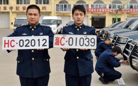 Biển số xe quân sự Trung Quốc kiểu mới (trái) và kiểu cũ (phải)
