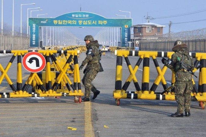Lính Hàn Quốc đóng lối vào khu công nghiệp Kaesong