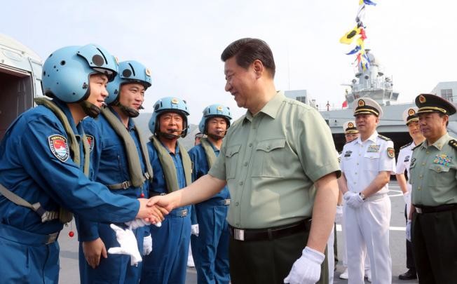 Ông Tập Cận Bình, tân Chủ tịch nước Trung Quốc thăm hạm đội Nam Hải hồi đầu tháng 4, một động thái dấy lên những mối lo ngại trong khu vực về sự bành trướng sức mạnh quân sự của Trung Quốc ở Biển Đông