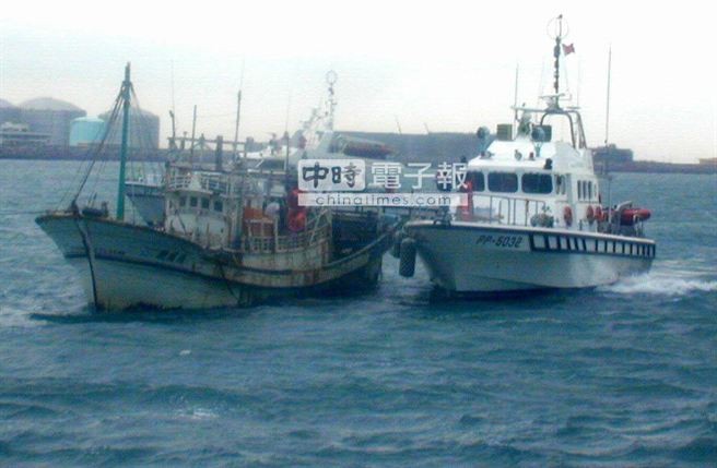 Chiếc tàu cá Đài Loan được cho là bị tàu hải quân Philippines bắn phải nhờ tàu cá khác kéo về cảng