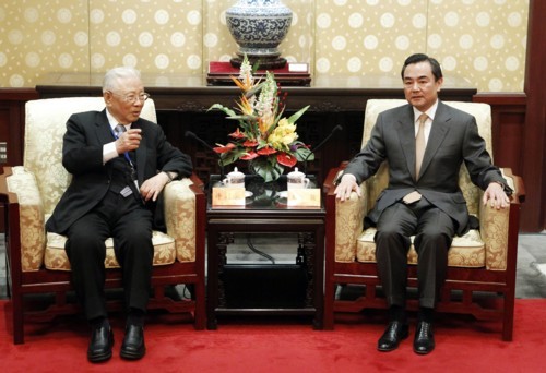 Vương Nghị (trái) tiếp Hứa Lịch Nông và hơn 40 cựu tướng Đài Loan thăm Bắc Kinh tháng 4/2010 khi còn là Chủ nhiệm Ủy ban Đài Loan, hiện tại ông Nghị là Ngoại trưởng Trung Quốc
