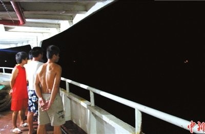 Ngư dân trong đoàn 32 tàu cá Trung Quốc kéo ra Trường Sa thuộc chủ quyền Việt Nam đánh bắt trái phép đứng nhìn 2 "tàu công vụ nước ngoài" đang bám theo, không nhìn rõ tàu nước nào nhưng khẳng định trên tàu ...có vũ khí!?