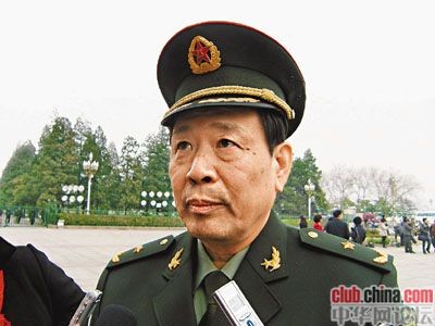 La Viện, học giả Trung Quốc hiếu chiến mang lon Thiếu tướng quân đội