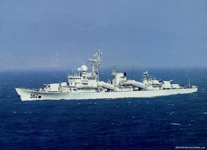 Tàu hộ vệ Giang Môn mang tên lửa thuộc biên chế hạm đội Nam Hải, Trung Quốc đang tập trận và tuần tra trái phép ngoài khu vực quần đảo Trường Sa thuộc chủ quyền của Việt Nam