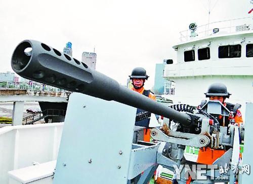 Nhân viên Cảnh sát biển Đài Loan đang kiểm tra vận hành một khẩu pháo trên tàu tuần tra