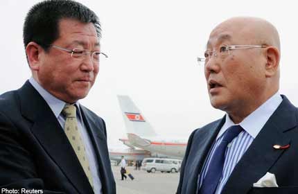 Thứ trưởng Ngoại giao Triều Tiên (trái) đón trưởng đoàn Nhật Bản đến Bình Nhưỡng (ảnh: Asia One/Reuters)