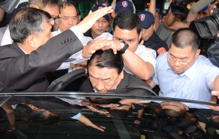 Đặc phái viên của Tổng thống Aquino, ông Amadeo Perez rời Đài Loan trong sự đảm bảo an ninh nghiêm ngặt