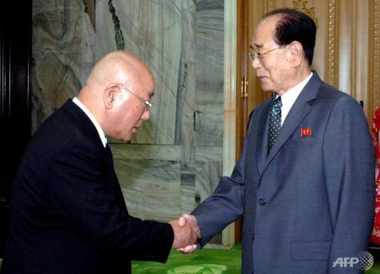 Chủ tịch Quốc hội Triều Tiên Kim Jong-nam (phải) tiếp Cố vấn cấp cao của Thủ tướng Nhật Bản tại Bình Nhưỡng (ảnh: AFP)