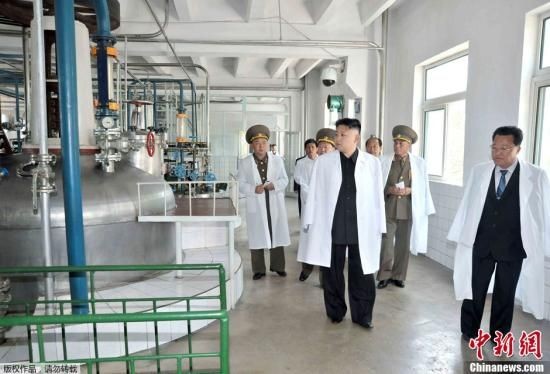 Kim Jong-un đi thăm một nhà máy nấu rượu và chia sẻ bí kíp nấu rượu ngon hôm 19/5
