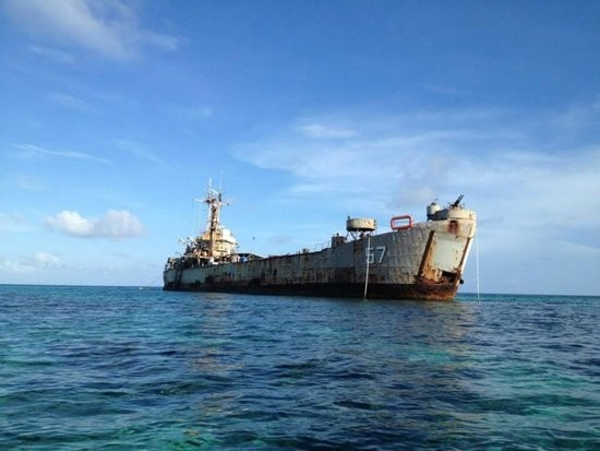 Hình ảnh được cho là xác chiếc tàu chiến cũ Philippines đặt trái phép tại Bãi Cỏ Mây, Trường Sa của Việt Nam để phái quân đồn trú trái phép